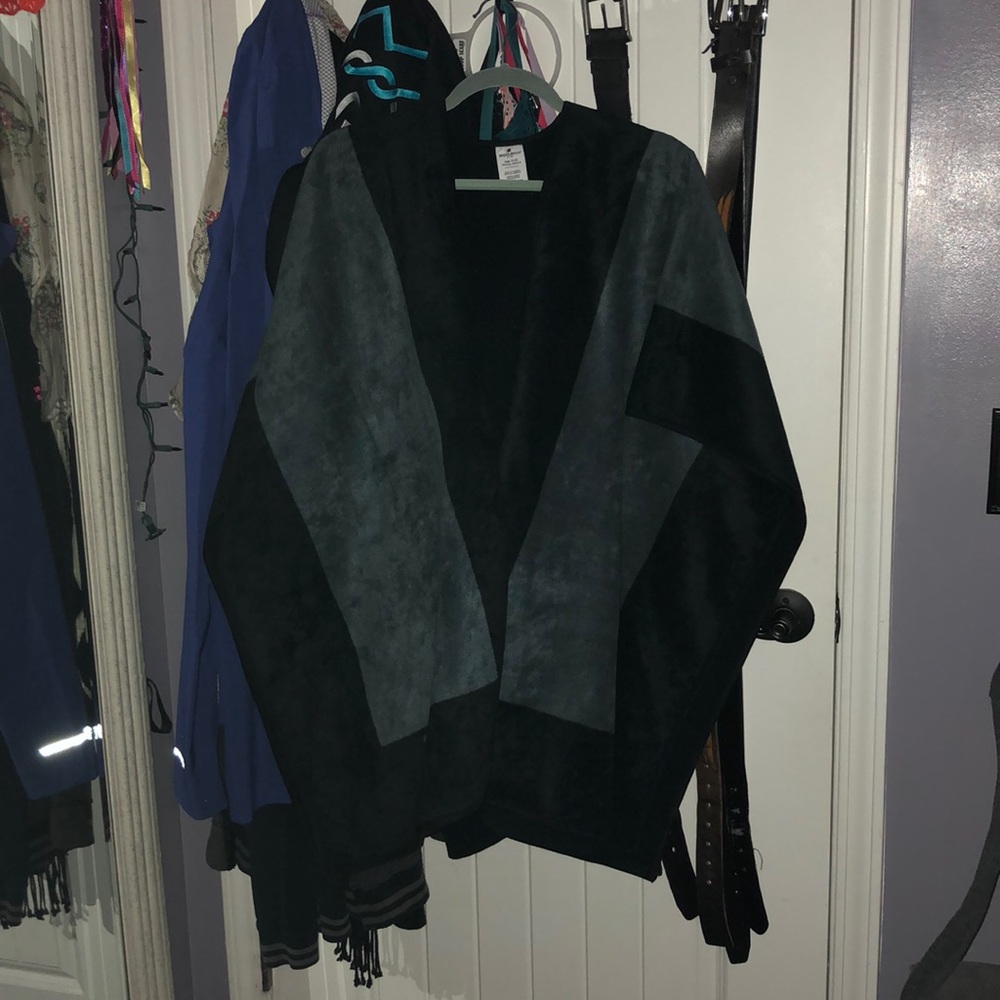 Wool poncho - Picture 2 of 2